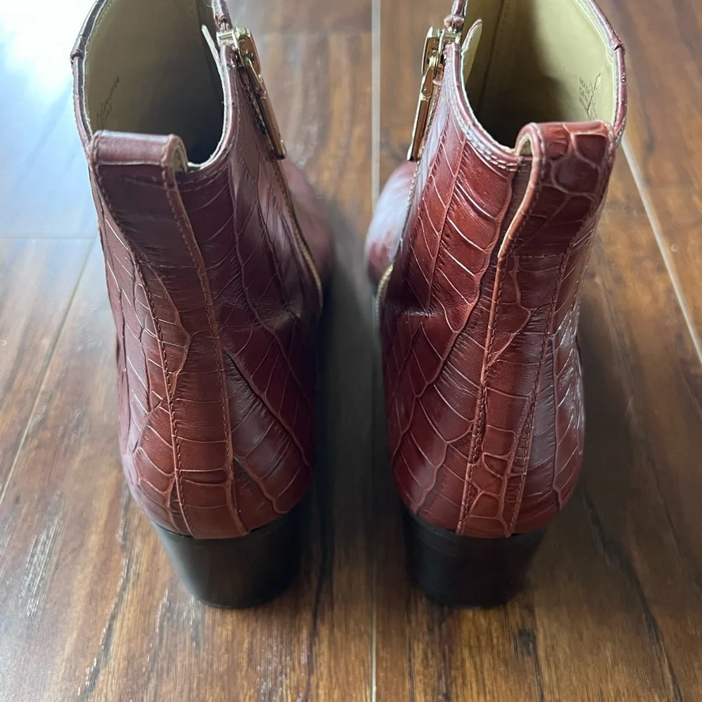Elegant Crocodile-Embossed Leather Ankle Boots